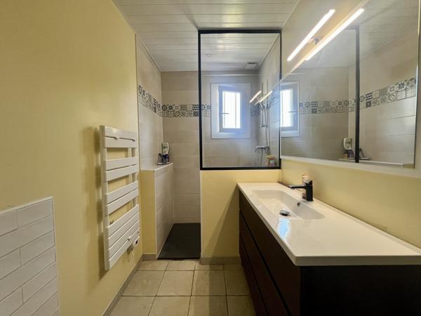 Une maison rénovée avec goût, prête à accueillir vos projets.