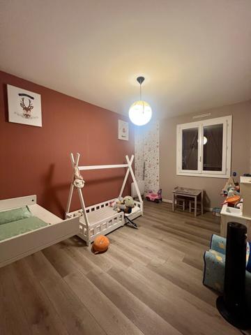 Une maison rénovée avec goût, prête à accueillir vos projets.