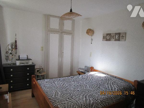 Maison en bon état d'entretien composée composée de 2 appartements avec terrain  attenant de 58 ares