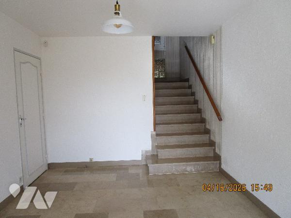 Maison en bon état d'entretien composée composée de 2 appartements avec terrain  attenant de 58 ares