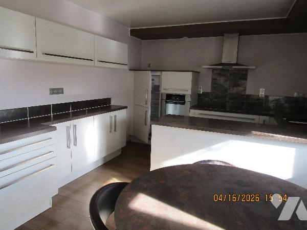 Maison en bon état d'entretien composée composée de 2 appartements avec terrain  attenant de 58 ares