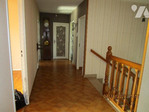 Maison en bon état d'entretien composée composée de 2 appartements avec terrain  attenant de 58 ares