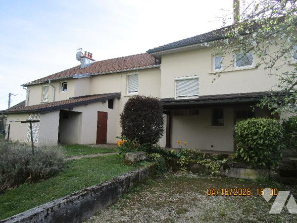 Maison en bon état d'entretien composée composée de 2 appartements avec terrain  attenant de 58 ares