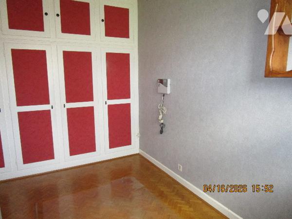 Maison en bon état d'entretien composée composée de 2 appartements avec terrain  attenant de 58 ares
