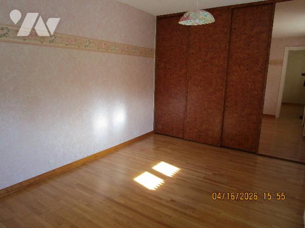 Maison en bon état d'entretien composée composée de 2 appartements avec terrain  attenant de 58 ares