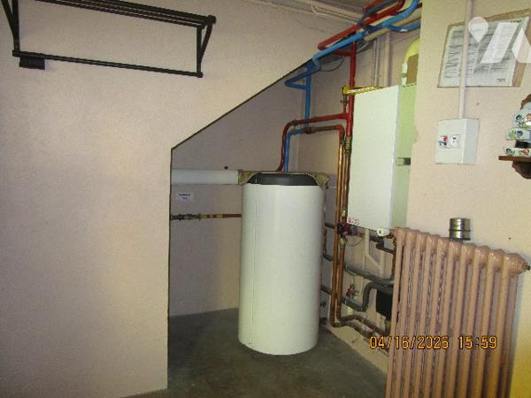 Maison en bon état d'entretien composée composée de 2 appartements avec terrain  attenant de 58 ares