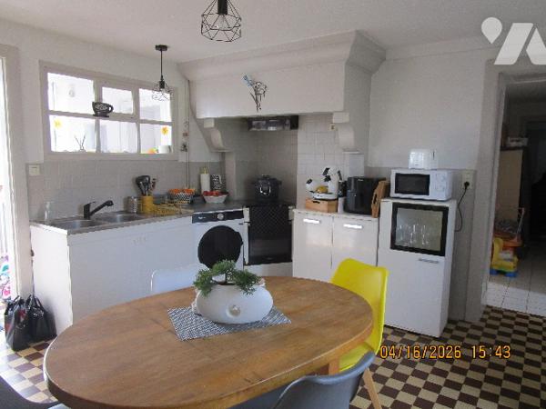 Maison en bon état d'entretien composée composée de 2 appartements avec terrain  attenant de 58 ares