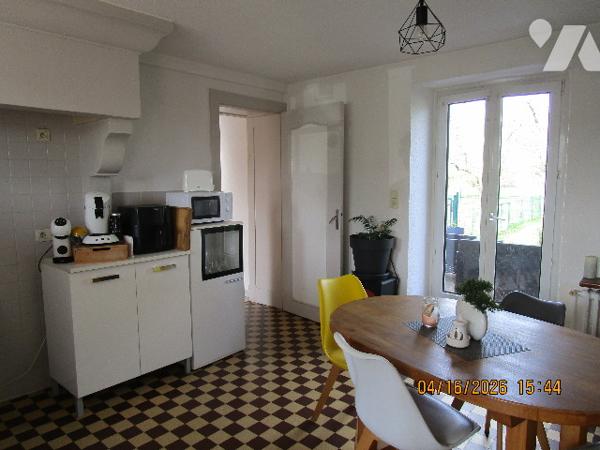 Maison en bon état d'entretien composée composée de 2 appartements avec terrain  attenant de 58 ares