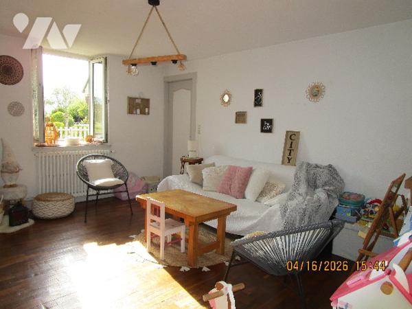 Maison en bon état d'entretien composée composée de 2 appartements avec terrain  attenant de 58 ares