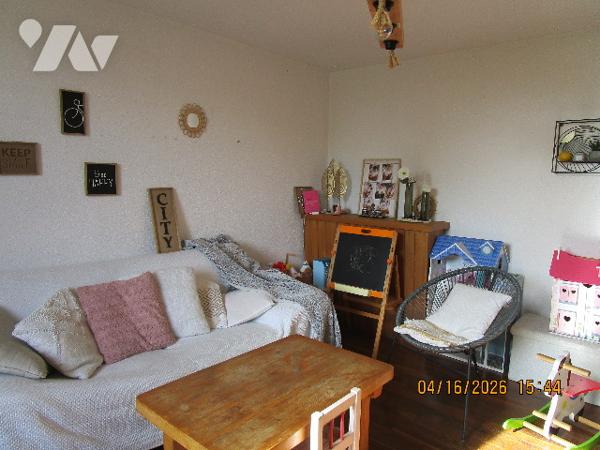 Maison en bon état d'entretien composée composée de 2 appartements avec terrain  attenant de 58 ares
