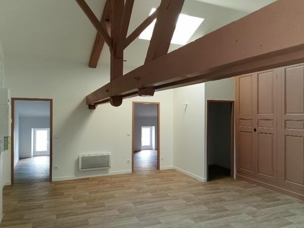 Centre bourg T3 de 79 m² avec cachet, en immeuble sécurisé