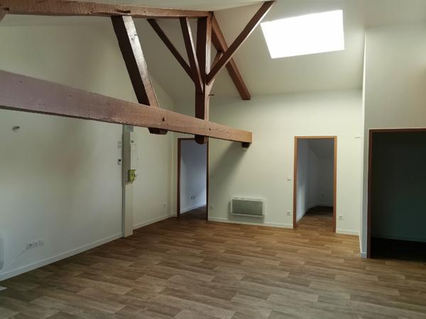 Centre bourg T3 de 79 m² avec cachet, en immeuble sécurisé