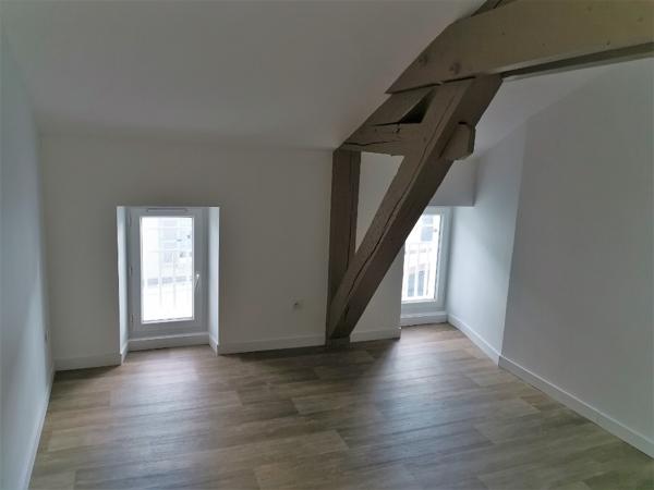 Centre bourg T3 de 79 m² avec cachet, en immeuble sécurisé