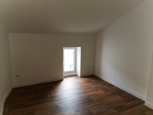 Centre bourg T3 de 79 m² avec cachet, en immeuble sécurisé