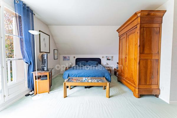 SAINT-PRIX, VAL D’OISE (95) : Propriété de 230 m² habitables (255 m² au sol) - 9 pièces principales - 7 chambres - 3 garages – Piscine – Préau – Abri de jardin - Cave – Parcelle de 1 656 m²