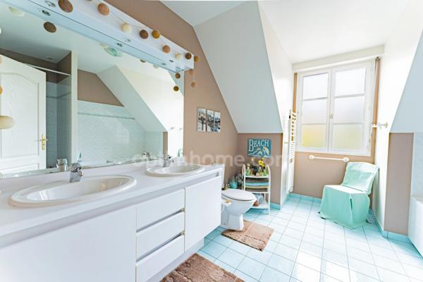 SAINT-PRIX, VAL D’OISE (95) : Propriété de 230 m² habitables (255 m² au sol) - 9 pièces principales - 7 chambres - 3 garages – Piscine – Préau – Abri de jardin - Cave – Parcelle de 1 656 m²