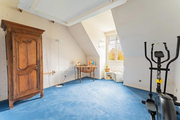 SAINT-PRIX, VAL D’OISE (95) : Propriété de 230 m² habitables (255 m² au sol) - 9 pièces principales - 7 chambres - 3 garages – Piscine – Préau – Abri de jardin - Cave – Parcelle de 1 656 m²