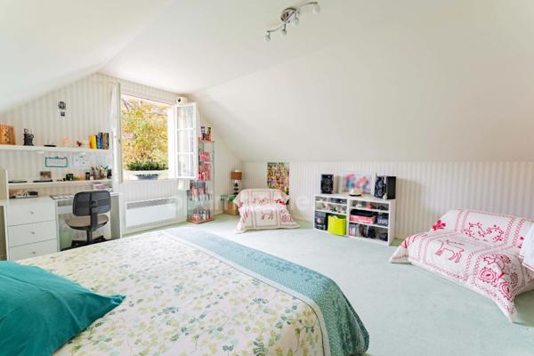 SAINT-PRIX, VAL D’OISE (95) : Propriété de 230 m² habitables (255 m² au sol) - 9 pièces principales - 7 chambres - 3 garages – Piscine – Préau – Abri de jardin - Cave – Parcelle de 1 656 m²