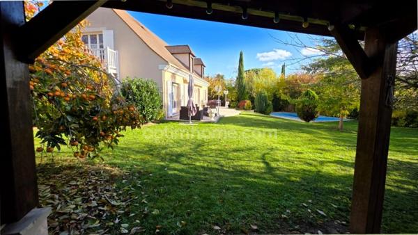 SAINT-PRIX, VAL D’OISE (95) : Propriété de 230 m² habitables (255 m² au sol) - 9 pièces principales - 7 chambres - 3 garages – Piscine – Préau – Abri de jardin - Cave – Parcelle de 1 656 m²