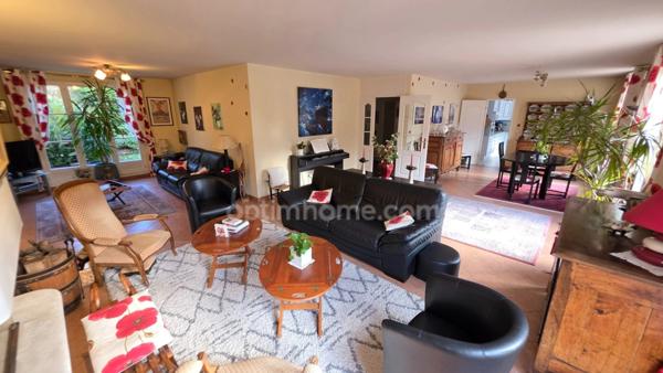 SAINT-PRIX, VAL D’OISE (95) : Propriété de 230 m² habitables (255 m² au sol) - 9 pièces principales - 7 chambres - 3 garages – Piscine – Préau – Abri de jardin - Cave – Parcelle de 1 656 m²