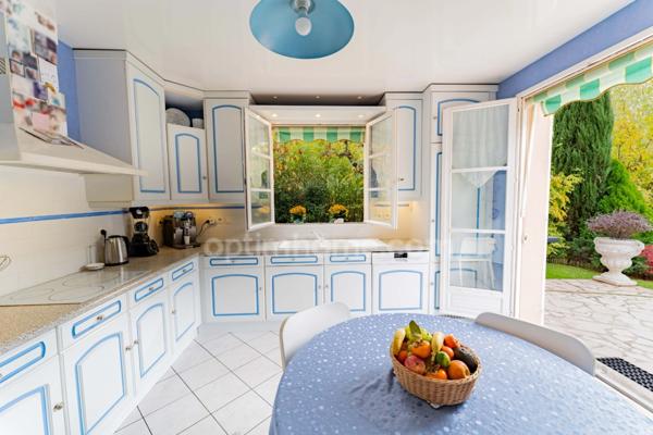 SAINT-PRIX, VAL D’OISE (95) : Propriété de 230 m² habitables (255 m² au sol) - 9 pièces principales - 7 chambres - 3 garages – Piscine – Préau – Abri de jardin - Cave – Parcelle de 1 656 m²