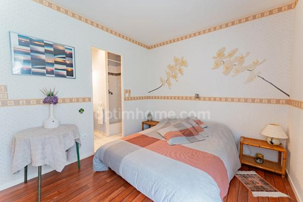 SAINT-PRIX, VAL D’OISE (95) : Propriété de 230 m² habitables (255 m² au sol) - 9 pièces principales - 7 chambres - 3 garages – Piscine – Préau – Abri de jardin - Cave – Parcelle de 1 656 m²