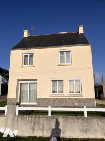 A 300 m de la plage et à 600 m du port de Kérity