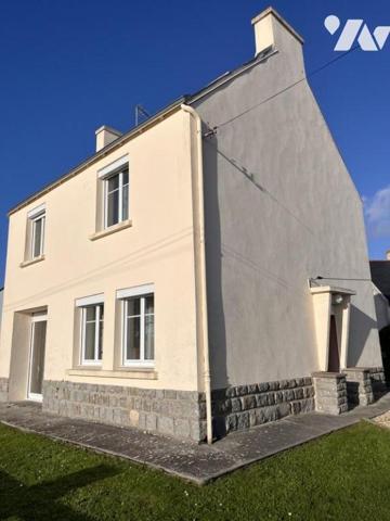 A 300 m de la plage et à 600 m du port de Kérity