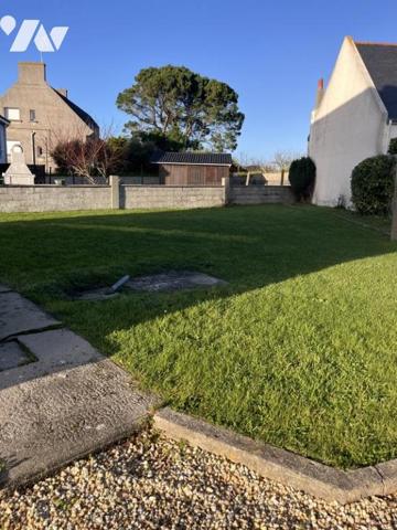 A 300 m de la plage et à 600 m du port de Kérity