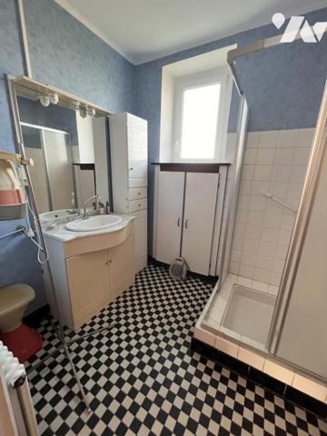 A 300 m de la plage et à 600 m du port de Kérity