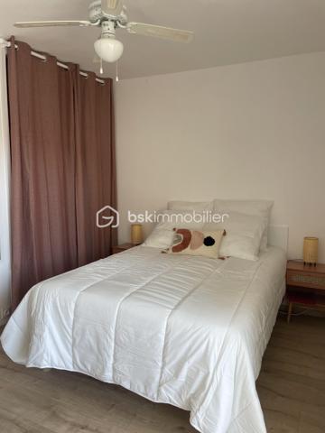 Venez découvrir ce joli studio lumineux entièrement refait avec goût et modernité. Il est au 1er étage d'une résidence sécurisée avec ascenseur en plein centre-ville à proximité des thermes et commodités. Le bien se compose comme suit :

- Une entrée desservant sur un salon/séjour climatisé, placards, une cuisine équipée et aménagée
- Une salle d’eau entièrement refaite (cabine de douche, installation, carrelage) avec un évier et meuble vasqu
Son emplacement est idéal pour un investissement locatif ou pour une résidence secondaire. Les commerces de premières nécessités sont à proximité du logement.

Facilité de stationnement (parking commun à la résidence et d’autres parkings à proximité). Le bien est vendu entièrement meublé.

Une visite s'impose