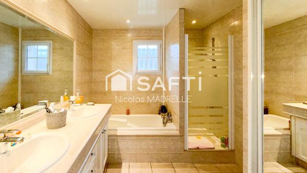 Plain-pied familial, 4 chambres, au calme, piscine