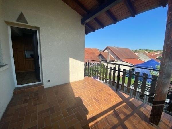 Appartement de type F4 en duplex avec balcon.