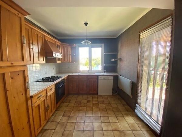 Appartement de type F4 en duplex avec balcon.