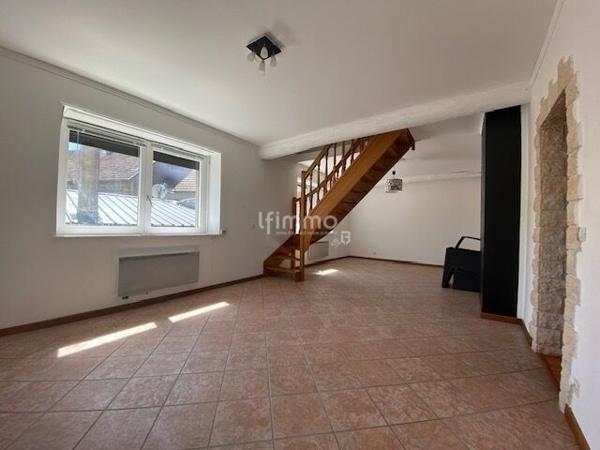 Appartement de type F4 en duplex avec balcon.