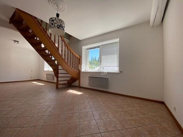 Appartement de type F4 en duplex avec balcon.