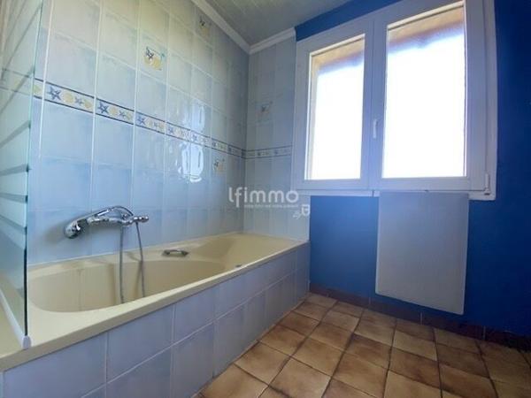 Appartement de type F4 en duplex avec balcon.