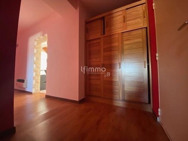 Appartement de type F4 en duplex avec balcon.