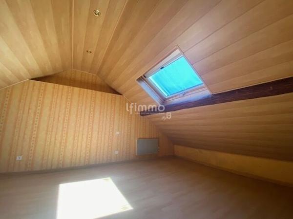 Appartement de type F4 en duplex avec balcon.