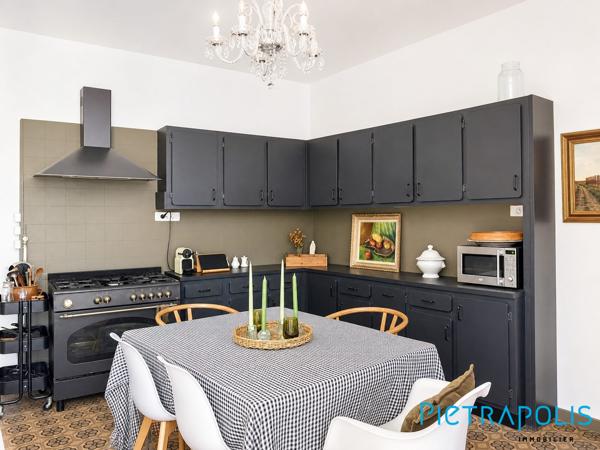 AGDE : Sur une parcelle paysagée d’environ 470 m², maison 260m² env, garage