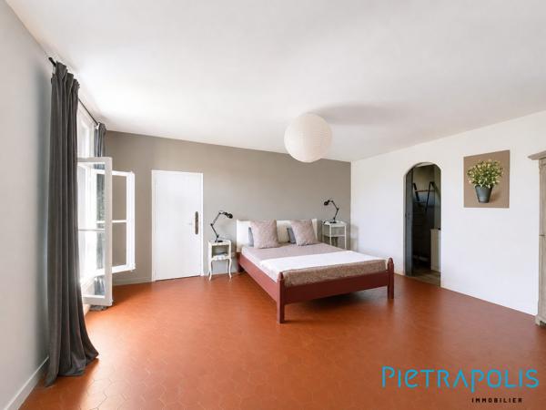 AGDE : Sur une parcelle paysagée d’environ 470 m², maison 260m² env, garage