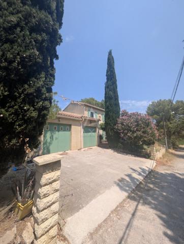 FABREZAN PROCHE DU CENTRE AVEC JARDIN ET GARAGES