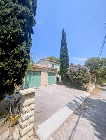 FABREZAN PROCHE DU CENTRE AVEC JARDIN ET GARAGES