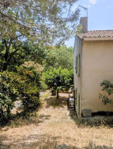 FABREZAN PROCHE DU CENTRE AVEC JARDIN ET GARAGES