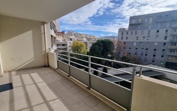 Appartement à vendre    3 pièces • 70,15 m2 Marseille 6