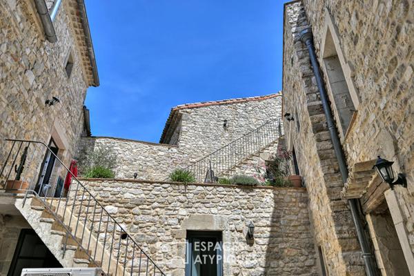 Maison de charme en pierre avec terrasses et vue