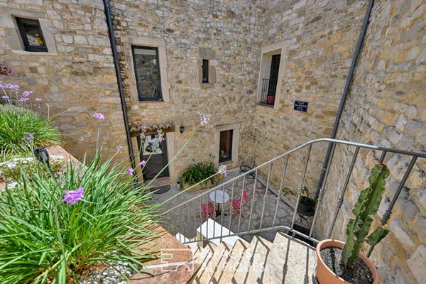 Maison de charme en pierre avec terrasses et vue