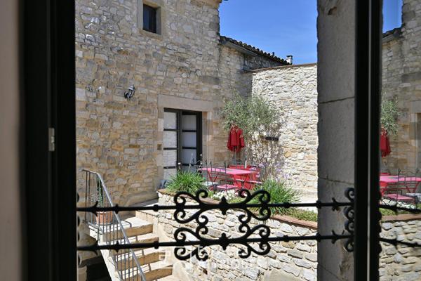 Maison de charme en pierre avec terrasses et vue