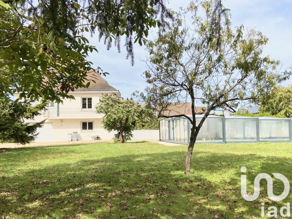 Maison traditionnelle 10 pièces de 250 m² à Amboise (37400)
