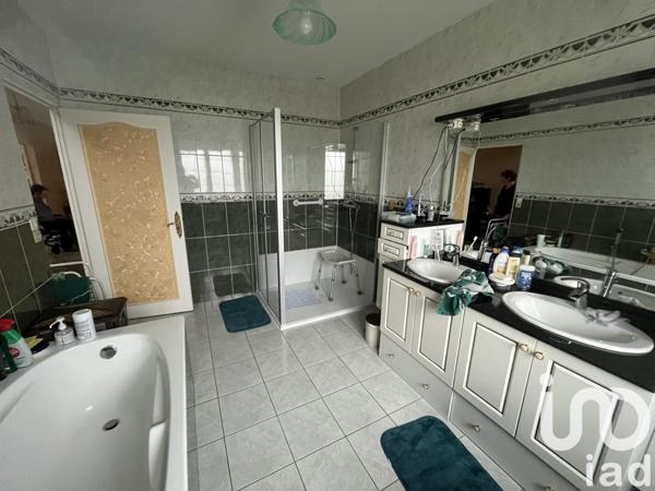 Maison traditionnelle 10 pièces de 250 m² à Amboise (37400)